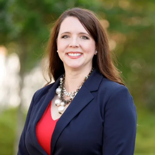 Amanda Collins headshot